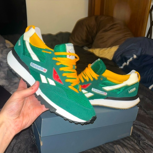 Mens Reebok sneakers  size 11 barely worn perfect condition selling for 65$ - Picture 1 of 3